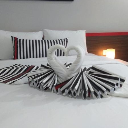 Hi Hotel Senen Giacarta Esterno foto