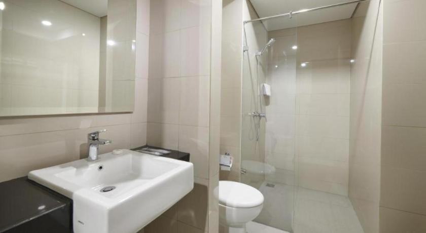 Hi Hotel Senen Giacarta Esterno foto