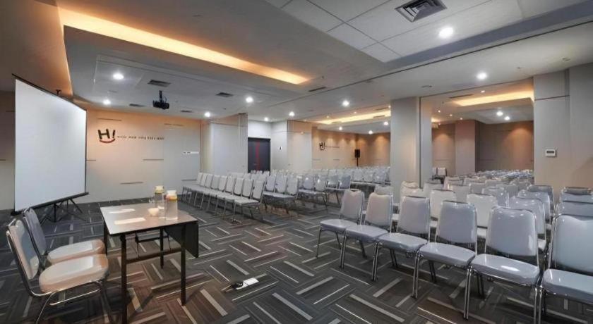 Hi Hotel Senen Giacarta Esterno foto